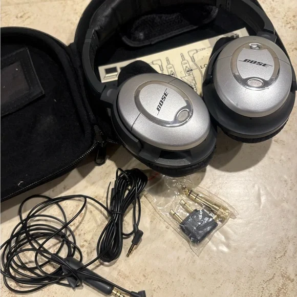 Bose QuietComfort 2 Headphones with Black Case & accessories - Picture 2 of 6